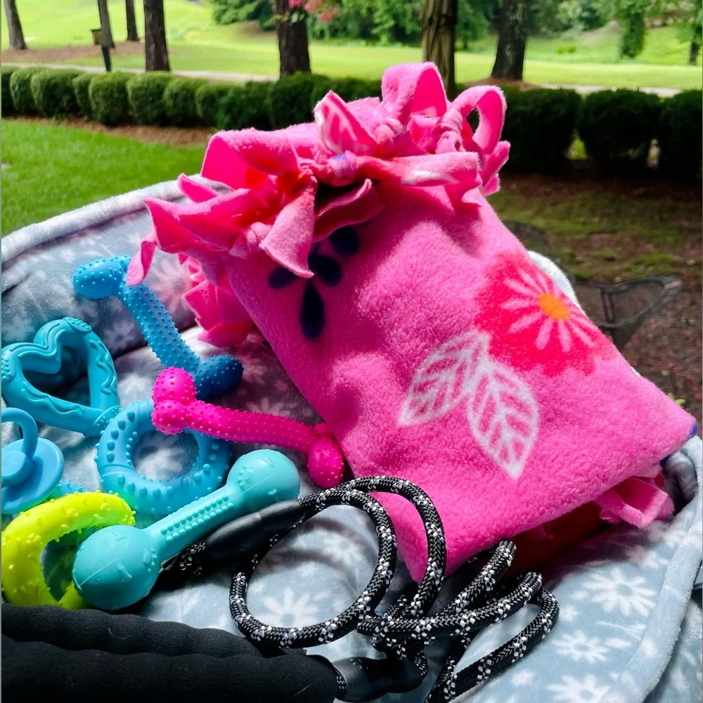 NWT🐾💗Small Dog Gift Bed Basket💗🐾Comes w/leash,blanket,8 great toys,plush bed